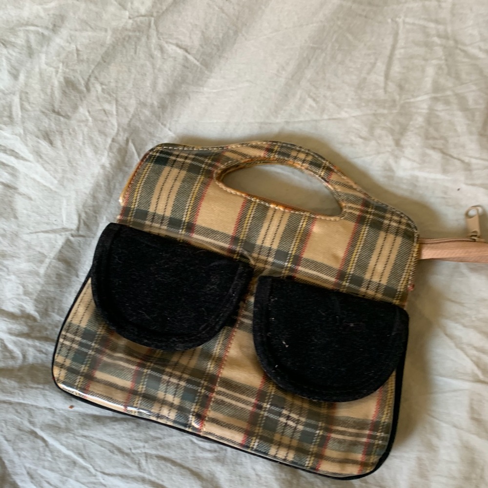 Clutch (pet box)